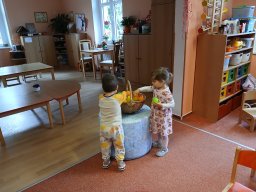 Oči, uši, pusu, nos máme pro radost