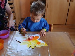 Na zahrádce pod jabloní, motýlek tam včelku honí