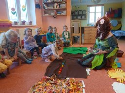 Na zahrádce pod jabloní, motýlek tam včelku honí