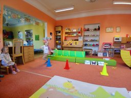 Na zahrádce pod jabloní, motýlek tam včelku honí