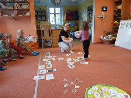 Na zahrádce pod jabloní, motýlek tam včelku honí