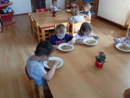 Na zahrádce pod jabloní, motýlek tam včelku honí