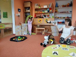 V zoologické zahradě, nehlaďte lva na bradě