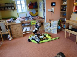 V zoologické zahradě, nehlaďte lva na bradě