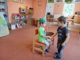 V zoologické zahradě, nehlaďte lva na bradě