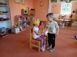 V zoologické zahradě, nehlaďte lva na bradě