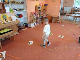 V zoologické zahradě, nehlaďte lva na bradě