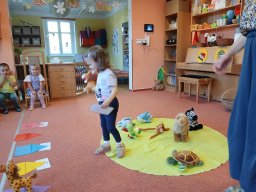 V zoologické zahradě, nehlaďte lva na bradě