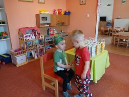 V zoologické zahradě, nehlaďte lva na bradě