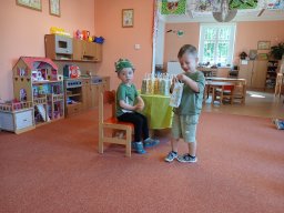 V zoologické zahradě, nehlaďte lva na bradě