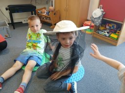 CO SE DĚJE V TRÁVĚ A U RYBNÍKA