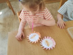 CO SE DĚJE V TRÁVĚ A U RYBNÍKA