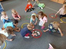 CO SE DĚJE V TRÁVĚ A U RYBNÍKA