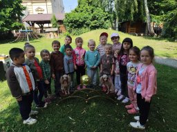 Představení pudlíků a plazů na zahradě MŠ