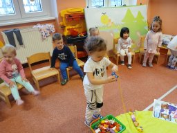 Slunéčko zachází za hory