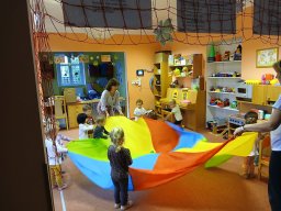 Slunéčko zachází za hory