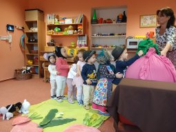 Slunéčko zachází za hory