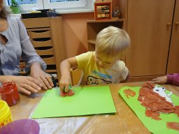 Maluje sluníčko červené jablíčko