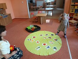 Maluje sluníčko červené jablíčko