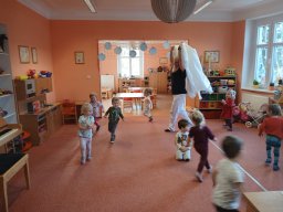 Letí, letí vrabeček, v zobáčku má drobeček