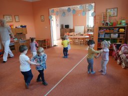 Letí, letí vrabeček, v zobáčku má drobeček