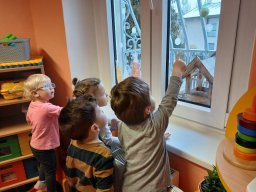 Letí, letí vrabeček, v zobáčku má drobeček