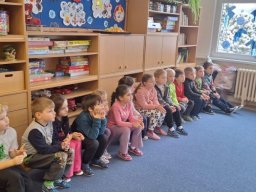 PŘEDŠKOLÁCI VE ŠKOLE NA NÁMĚSTÍ