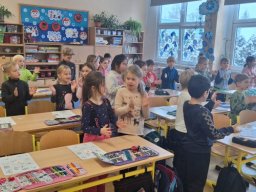 PŘEDŠKOLÁCI VE ŠKOLE NA NÁMĚSTÍ